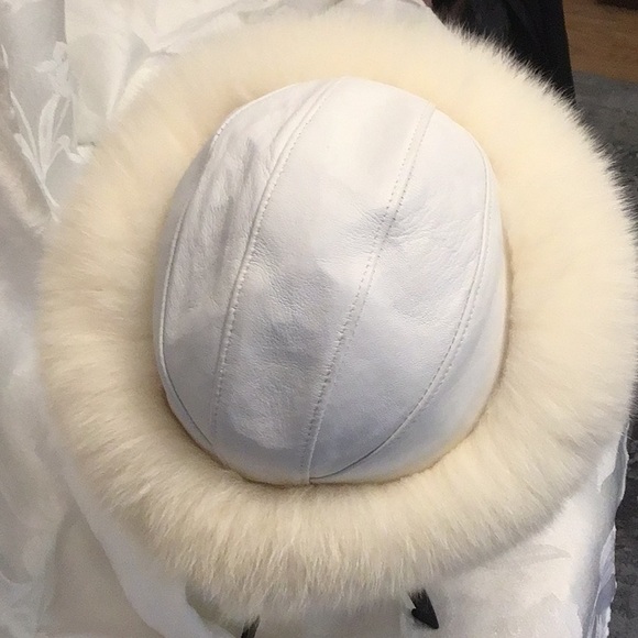 Genuine ABC FUR Polar Fox Leather Hat. OS White leather.  Quilted inside liner. - Picture 4 of 6